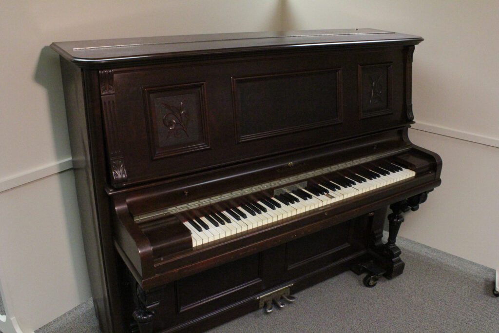 1897 Heintzman transposing piano closed view