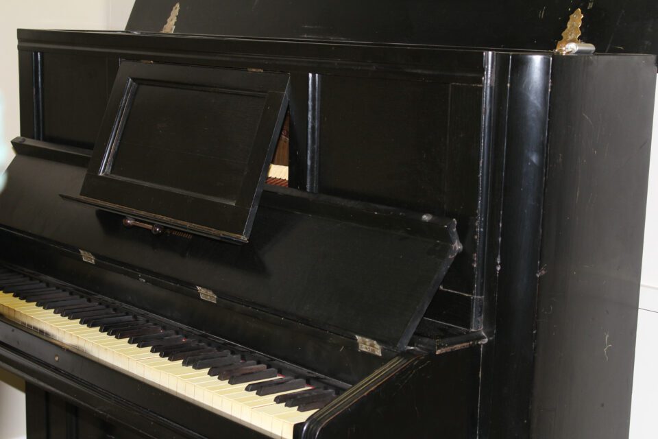 Mason & Hamlin screw-stringer upright piano treble
