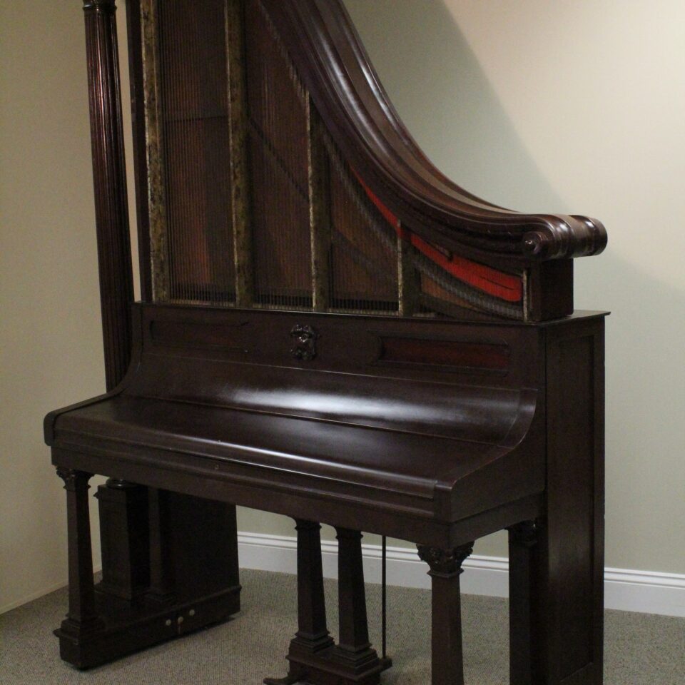 Frank Teupe "Giraffe" piano with the panel off