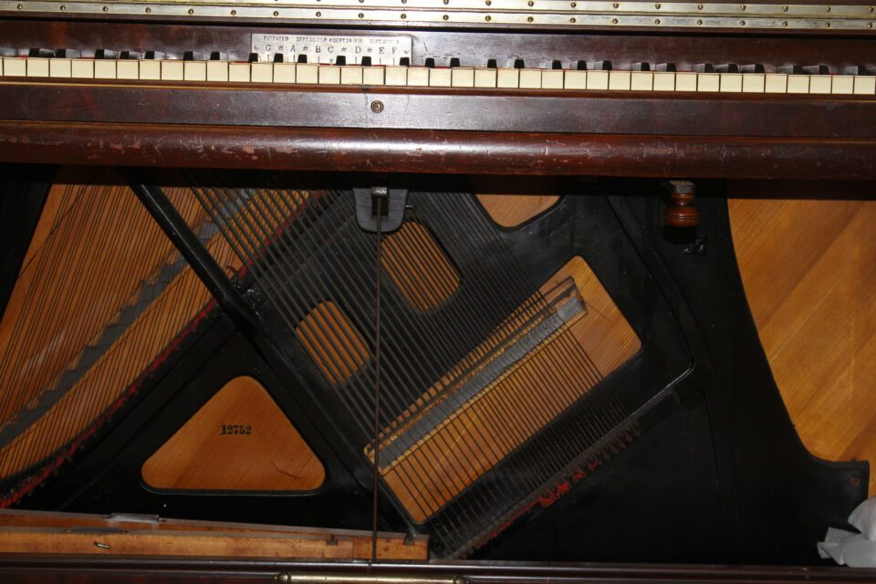 1897 Heintzman transposing piano below keys