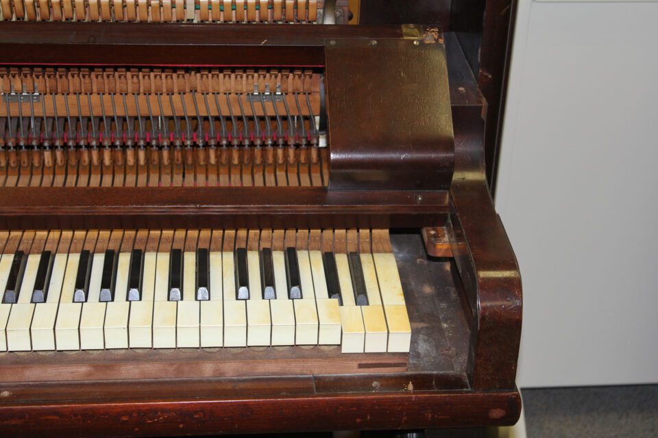 1897 Heintzman transposing piano treble key action detail